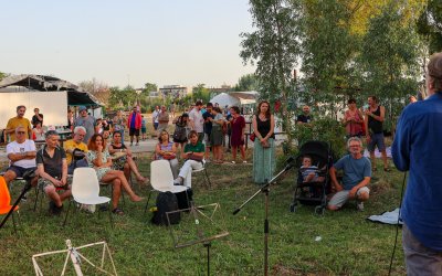 Sogno di una CASA di mezza estate con la comunità di Villaggio 95